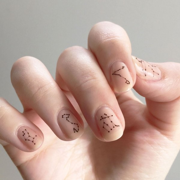 Нюд с наклейками на ногтях