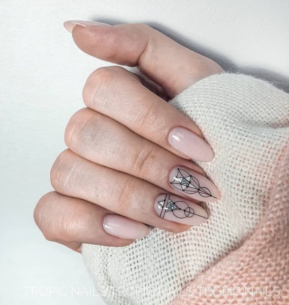 Маникюр нюд геометрия миндаль