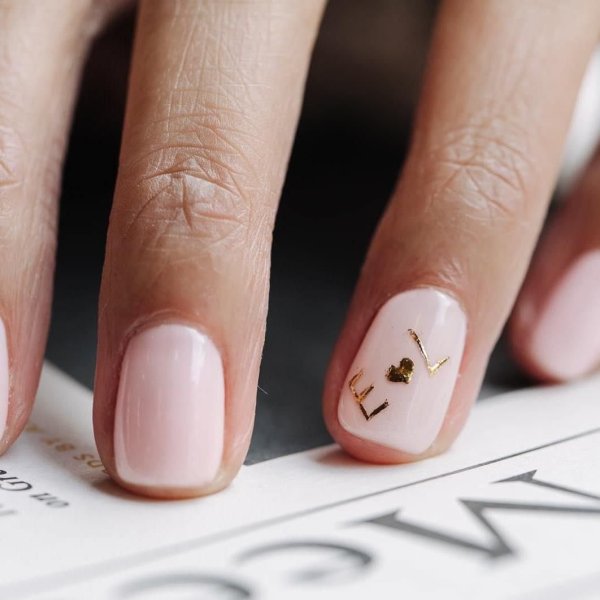 Маникюр с буквами