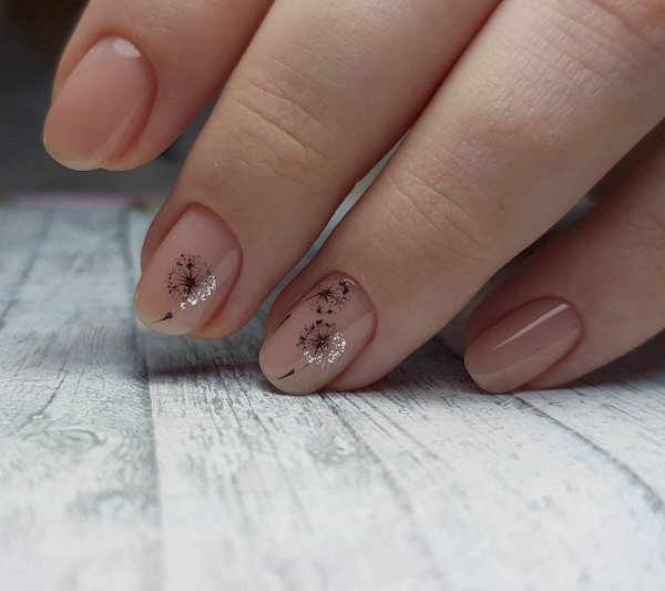Нюдовый маникюр с рисунком
