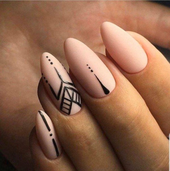 Нюдовый маникюр миндаль Минимализм