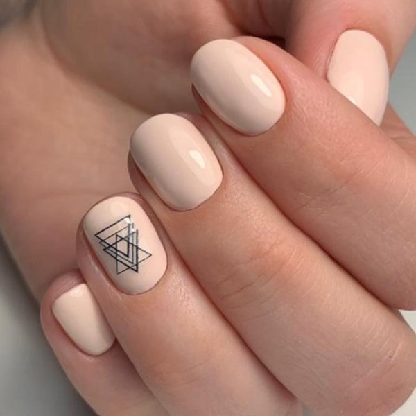 Бежевый маникюр с геометрией