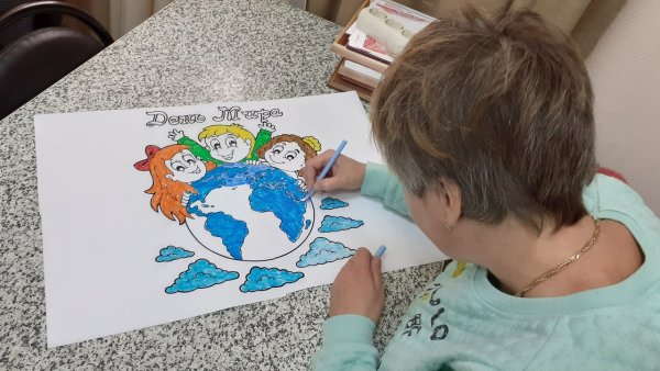 Дети рисуют стенгазету