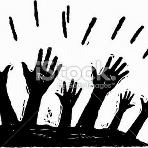 Детские руки тянутся вверх