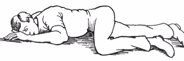 Человек лежит на животе