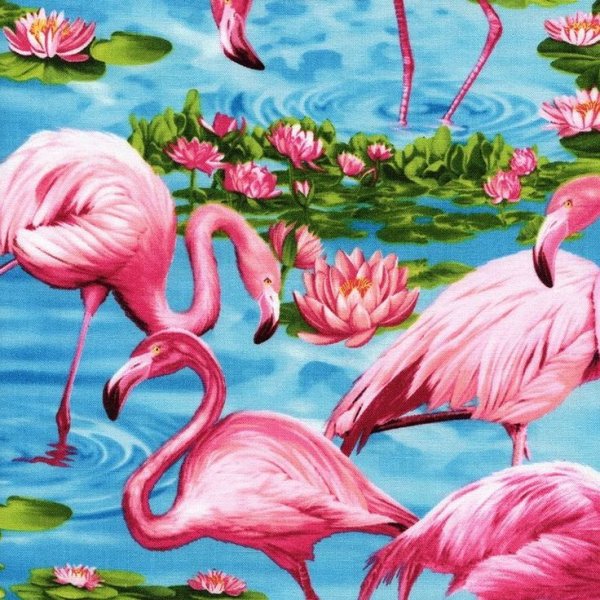 Фламинго на фоне цветов