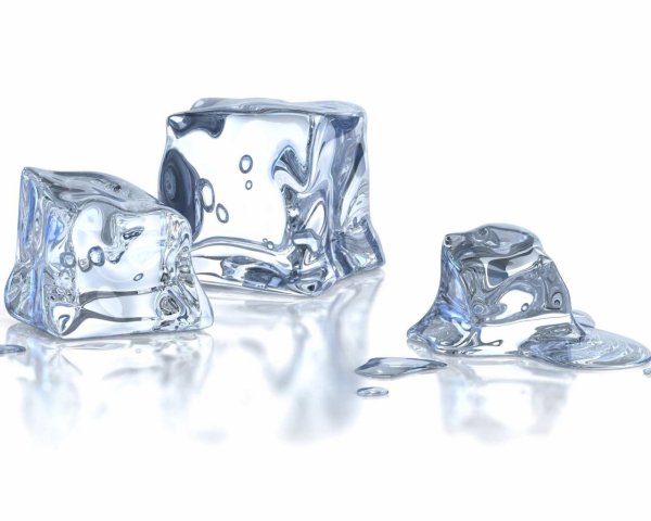 Кубики льда на белом фоне