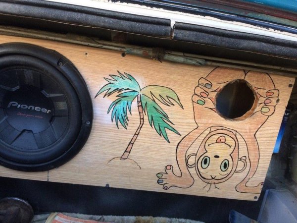 Разрисованный короб для сабвуфера