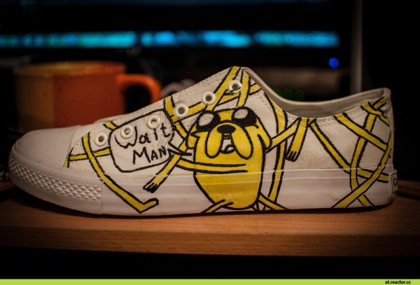 Разрисовать кроссовки маркером