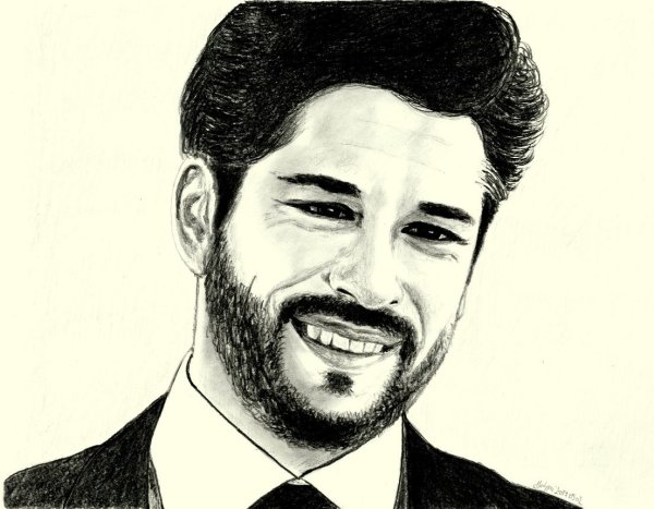 Бурак Озчивит карандашом глаза