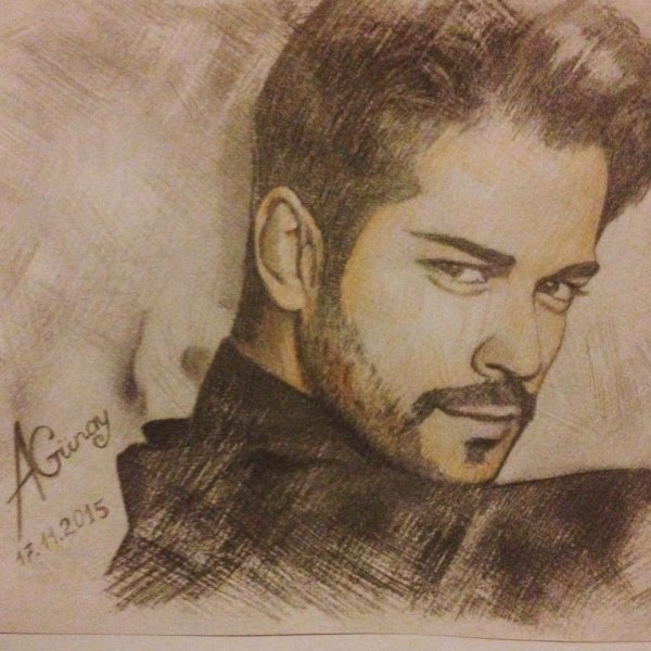 Бурак Озчивит карандашом