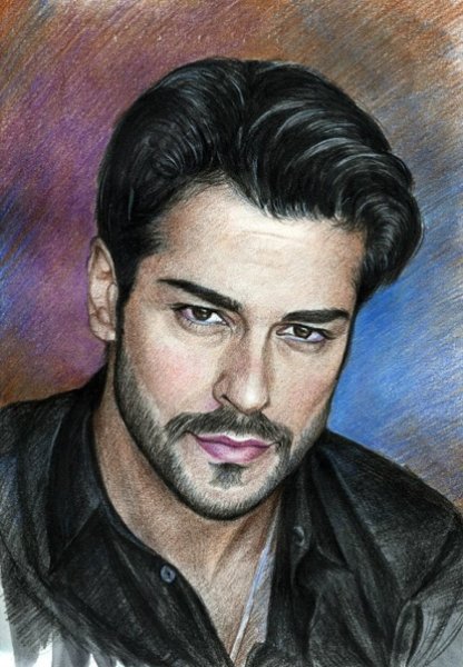 Бурак Дениз с карандашом