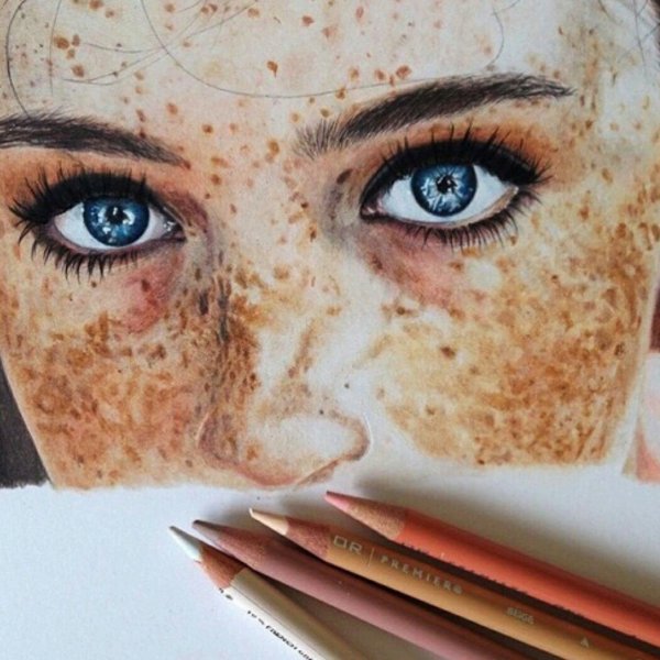 Девушка с веснушками акварель