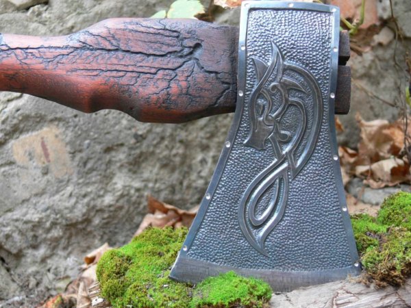 Гравировка на рукоятке топора