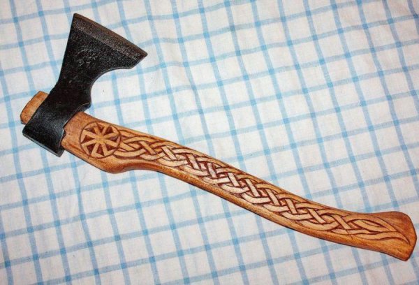 Резное топорище для топора