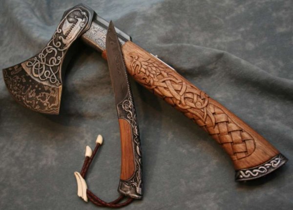 Резной топор