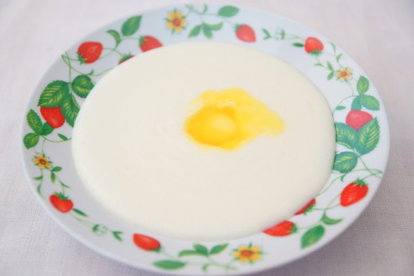 Манная каша в тарелке