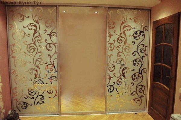 Шкаф купе с пескоструйным рисунком