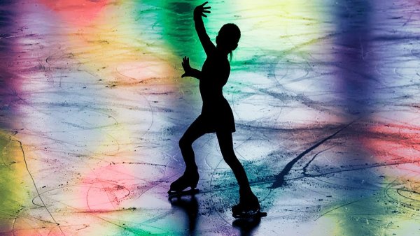 Зимний пейзаж с фигуристкой на озере