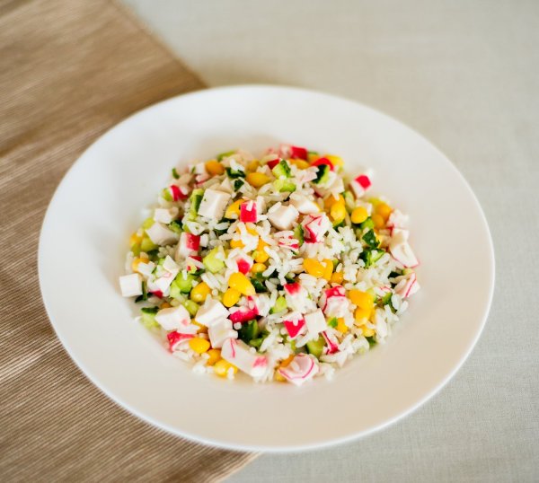 Крабовый салат на белом фоне