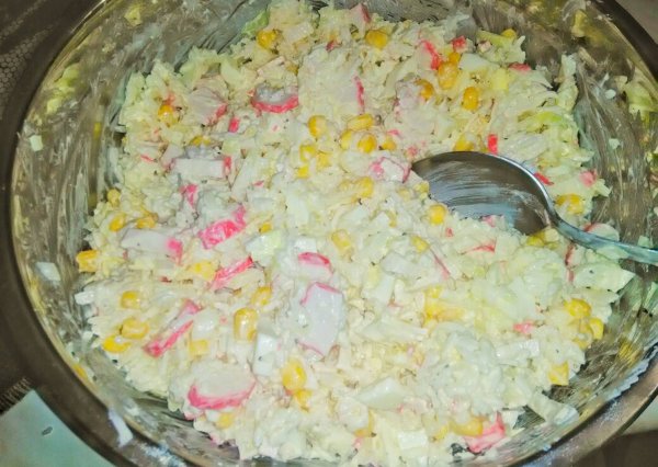 Крабовый салат на тарелке