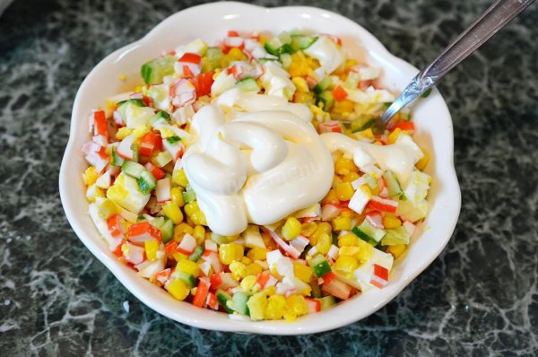 Салат с крабовыми палочками сверху