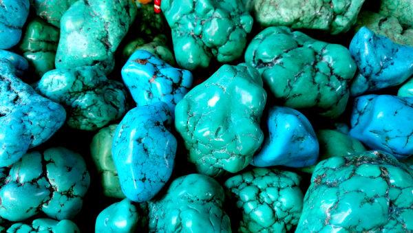 Розовая бирюза камень