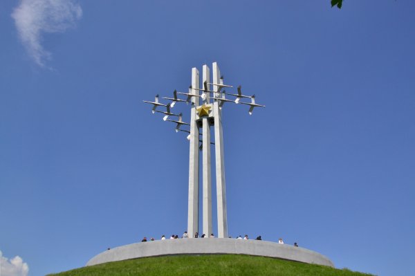 Памятник белым журавлям в Саратове