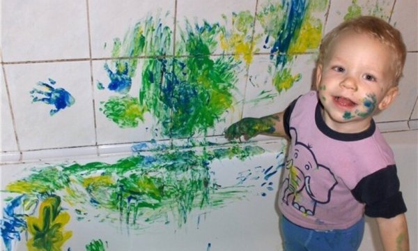 Ребенок разрисовал стены