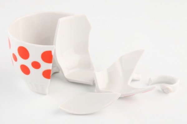 Разбитая белая чашка