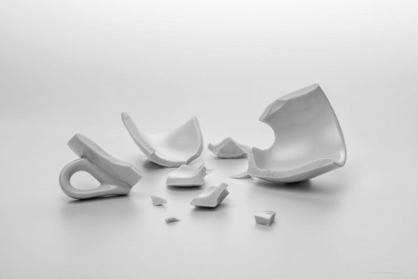 Разбитая белая чашка