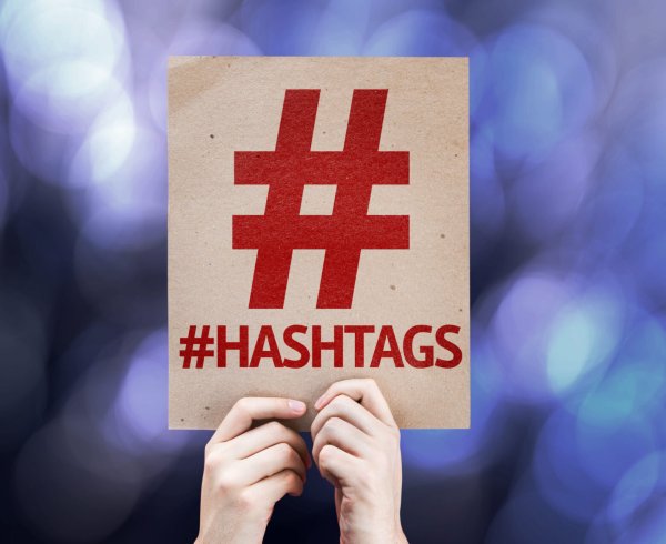 Таблички с хештегом на фоне