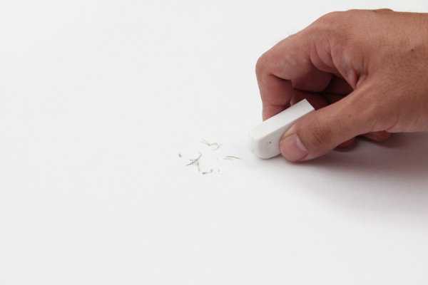 Ластик стирает карандаш