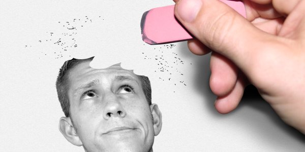 Человека стирают ластиком