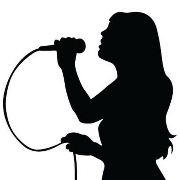 Девушка с микрофоном