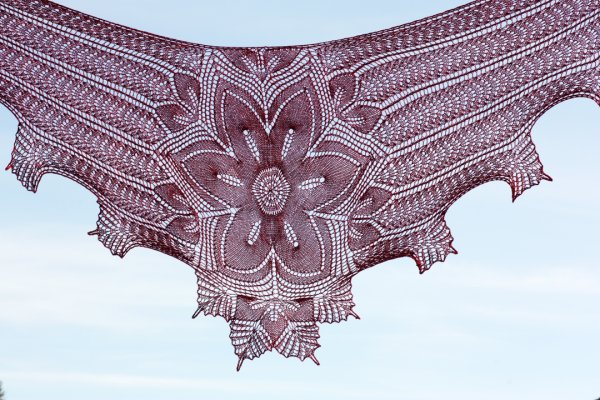 Красивая вязаная шаль