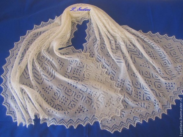 Шаль вязаная крючком узором паучки