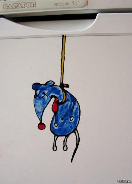 Холодильник в котором повесилась мышь