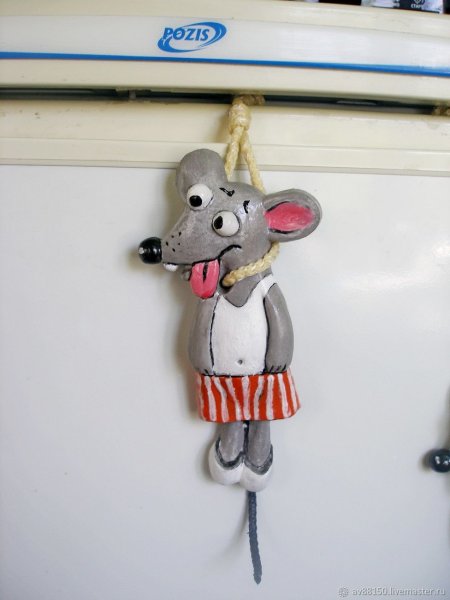 Мышь повесилась