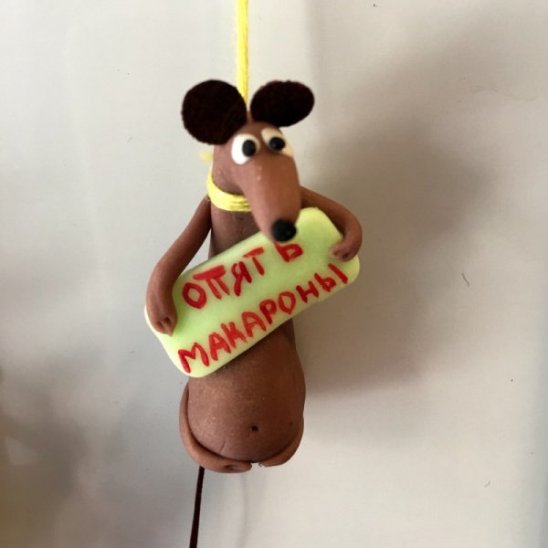 Мышь повесилась наклейка на холодильник