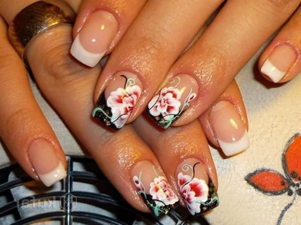 Весенний маникюр френч с цветами