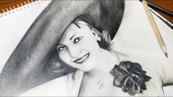 Леди Димитреску карандашом