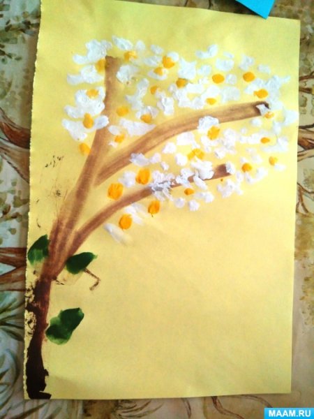 Ветка черемухи ватными палочками