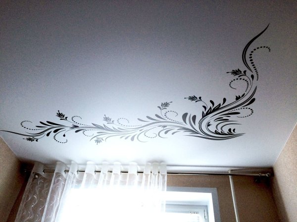 Натяжные потолки с орнаментом