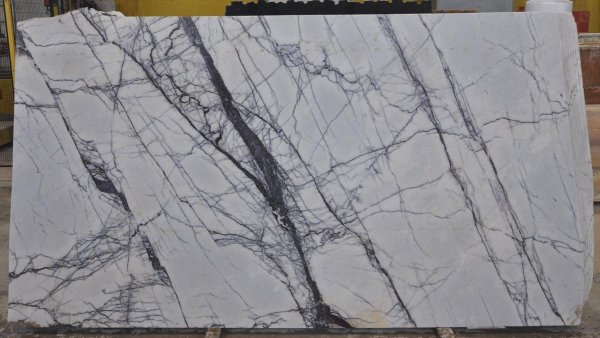 Мрамор Лилак с черными прожилками