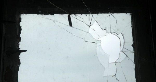 Разбитое окно дети
