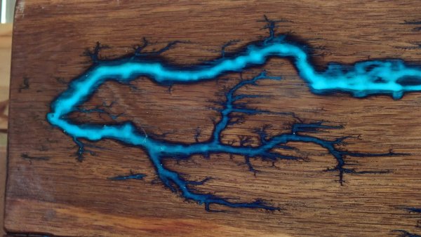 Стол с молниями Лихтенберга и эпоксидной смолой