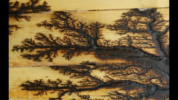 Выжигание молнии на дереве сваркой