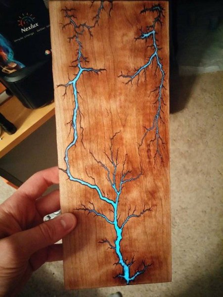 Эффект Лихтенберга на дереве