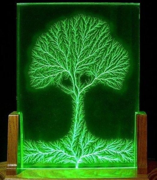 Молнии Лихтенберга на дереве сварочным аппаратом